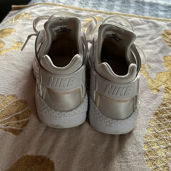 Nike Huarache - all white - size 4Y - Picture 4 of 6